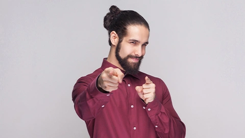 Mężczyzna z Man Bun spogląda do kamery