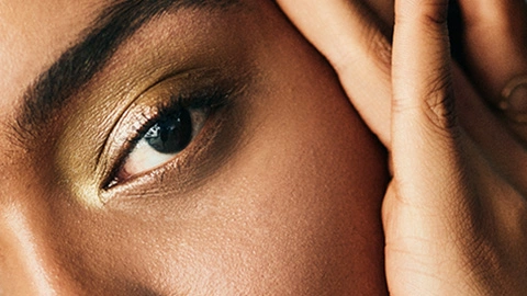 Kobieta w świątecznym makijażu