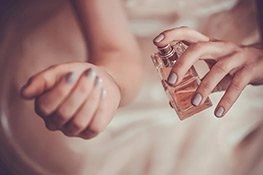 Aplikacja perfum na nadgarstku